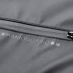 Dilon Pouzdro na notebook Antonio Miró