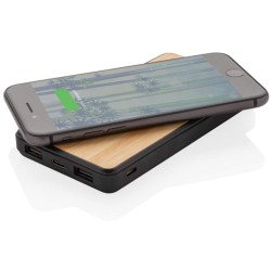 Bezdrátová powerbanka 8 000 mAh z FSC bambusu a RCS Rplastu