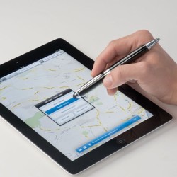 Černý stylus a kuličkové pero